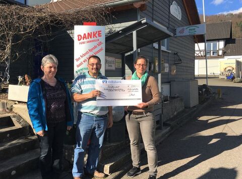 (Gailingen/Bodman-Ludwigshafen) Das Team der Beratungsstelle für Unterstützte Kommunikation und Assistive Technologien des Hegau-Jugendwerk (hier rechts im Bild Cornelia Fischer) freut sich, mit dieser Spende Betroffene mit neuen Kommunikationshilfen unterstützen zu können. Auch Manuela und Gottfried Feiß sind davon überzeugt, dass ihre Spende direkt bei den kleinen und jungen Patienten ankommen wird. Bild: Biller